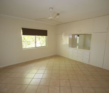 Three Bedroom Family Home - Photo 4