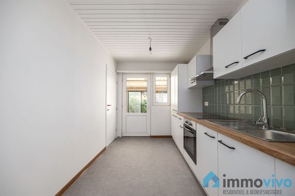 Woning met 2 slaapkamers, garage en grote tuin. - Photo 1