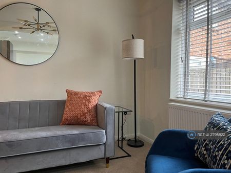 1 bedroom in a house share to rent - Photo 3