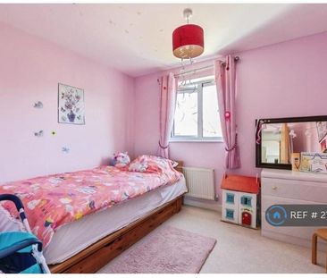 4 bedroom semi-detached house to rent - Photo 2