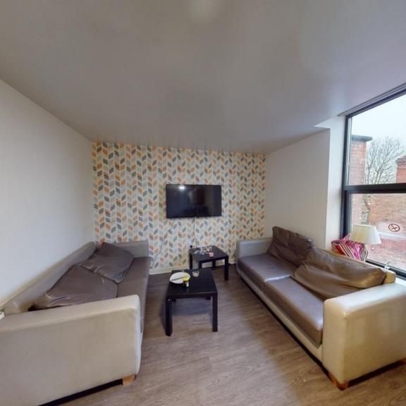 4 bedroom flat to rent - Photo 1