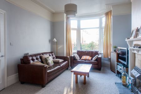 3 Bed Terraced House, Moorfield Road, M6 - Photo 2