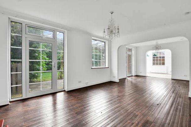 4 bedroom house in London - Photo 1