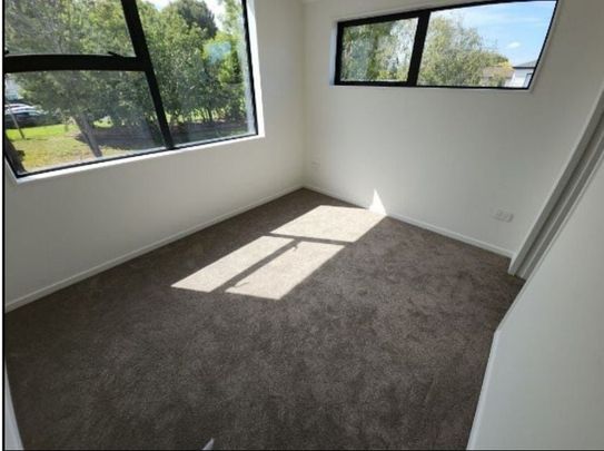 Modern 3BR Townhouse in Henderson - Photo 1
