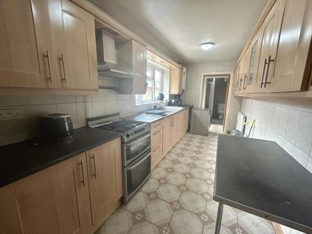 1 bedroom in a house share to rent - Photo 5