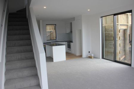 Near new, Sunny 3 Bed (Corner unit with Courtyard) - Photo 3