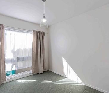 Tidy 2-Bedroom Unit + Courtyard, Walk to the B... - Photo 4