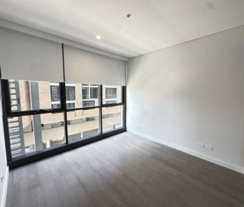 Brand New Luxury and Light filled 2 bedroom apartment in Green Square - Photo 1