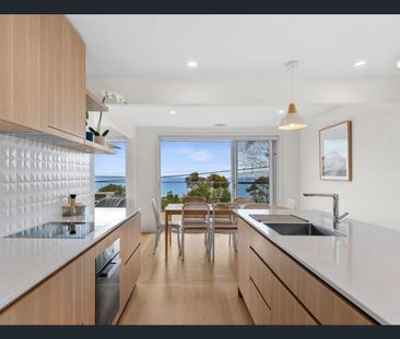 Great family home with superb coastal views! - Photo 4