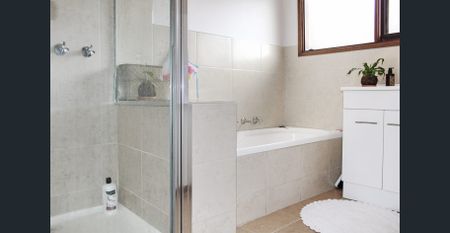 THREE BEDROOMS IN FANTASTIC LOCATION - Photo 4