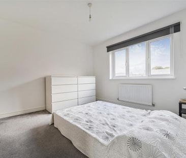 4 bedroom end of terrace house to rent - Photo 1