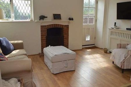 Bedroom Semi-detached Cottage In Farncombe, GU7 - Photo 4