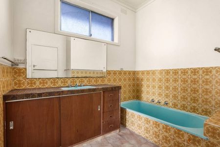 IDEAL PARKDALE SCHOOL LOCATION | LARGE YARD | WELL MAINTAINED HOME - Photo 2