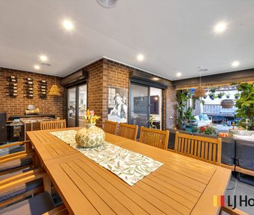 Modern Family Living with Space, Style & Entertaining Appeal - Photo 3