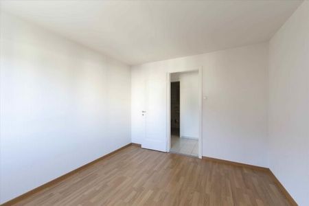 Immediately - your new home in a family neighborhood - Photo 3