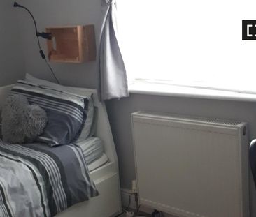 Room for rent in 4-bedroom house in Dublin - Photo 3