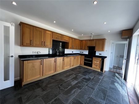 Maclins Close, South Molton, Devon, EX36 - Photo 4