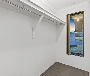 Unique family home on Ryhill Crescent! - Photo 2