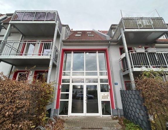 Charmante 3-Zimmer Wohnung mit offener Küche und Bad mit Wanne im Hochparterre mit Balkon - Photo 1