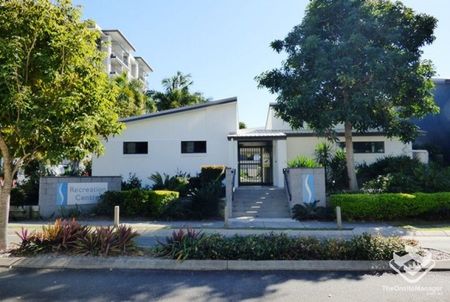 Fully Furnished Studio Apartment - Resort Style Complex 100M to Westfield - Photo 2