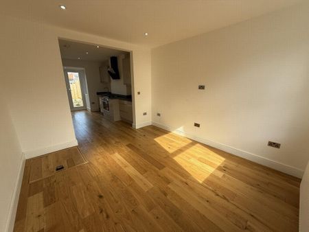 2 bedroom semi-detached house to rent - Photo 4