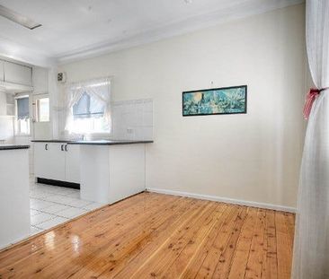 Huge Family Home - Photo 3