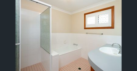 SPACIOUS TWO BEDROOM DUPLEX IN PARADISE POINT - Photo 2
