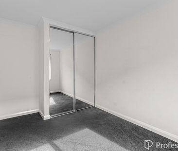 Modern comfort with room for everyone! - Photo 4
