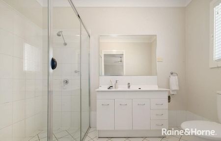 Large Functional Townhouse - Photo 3