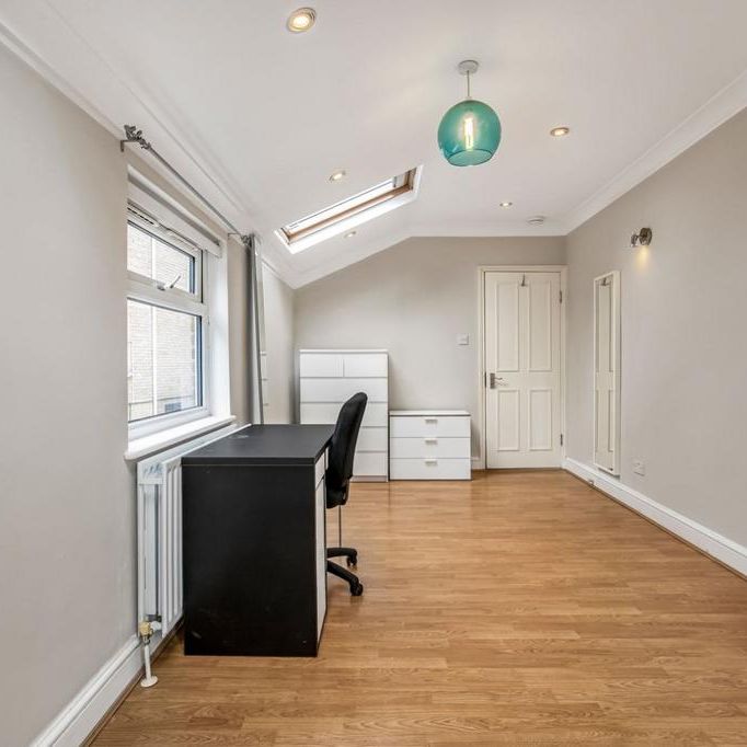 4 bedroom flat to rent - Photo 1