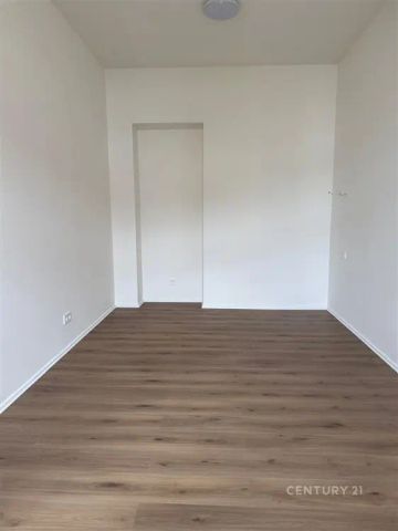 Zrekonstruovaný byt 2+kk, 3.patro bez výtahu, Korunovační ul., Praha 7 - Фото 2