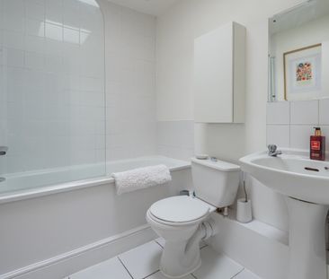 3 Bed Flat, Falcon Road, SW11 - Photo 2