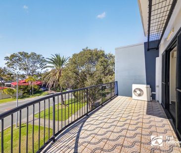 FABULOUS APARTMENT OVERLOOKING THE RABY BAY PRECINCT! - Photo 2