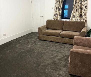 3 bedroom flat to rent - Photo 2