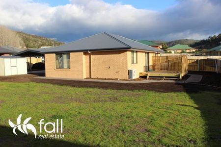 Contemporary Comfort in a Quiet Cul-de-Sac - Photo 3