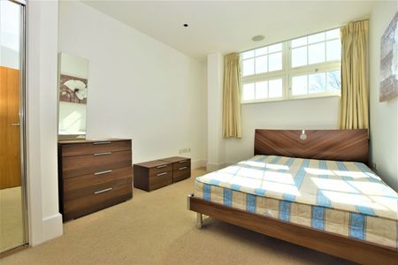 Flat to rent - Camberwell Grove, London, SE5 - Photo 2