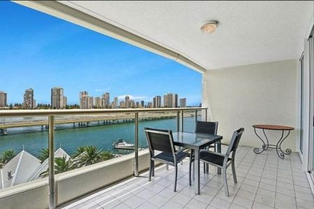 Fully Furnished Apartment for Rent: Experience Modern Living with Scenic Views in Southport. Lease available until June 2026! - Photo 2