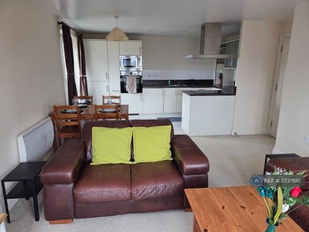 2 bedroom flat to rent - Photo 2