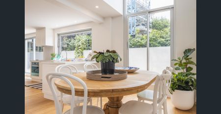 Price reduced for short term! Executive harbourside triplex apartment with house size proportions. Fully furnished, flexible lease term. - Photo 4