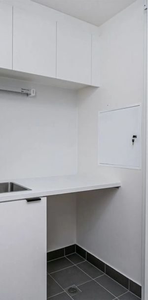 Stylish Apartment for Lease in West Lakes! - Photo 1