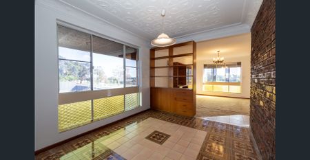 Large Home -with 1970's Charm! - Photo 4