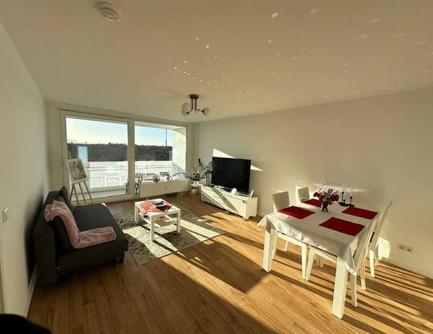 Renovierte, helle & voll möblierte 2-Zimmer-Wohnung mit Balkon - Photo 1