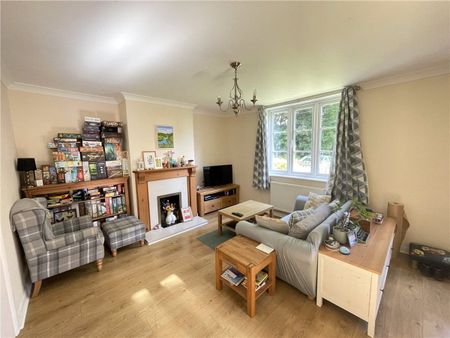 Bright and airy two bedroom semi-detached cottage in a super position located in the popular village of Sparsholt with Primary School, shop and pub. Offers easy access to the mainline railway station in Winchester and the amenities of Weeke including Waitrose. - Photo 3