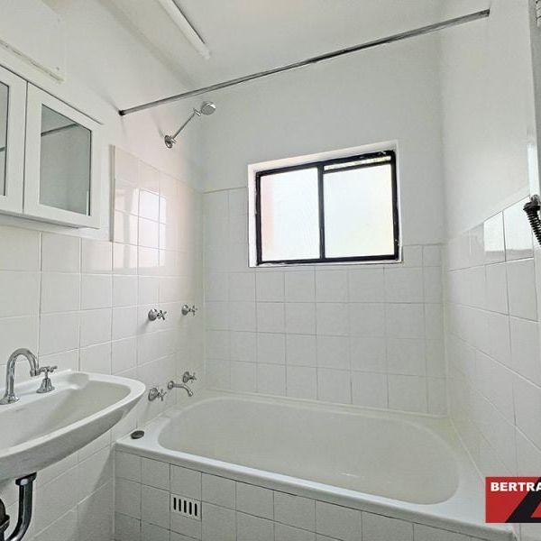 Studio Apartment in Great Location! - Photo 2