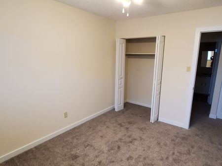 Bright, 3rd Floor 2 Bed Apartment in Quiet, Mature Neighbourhood - Photo 5