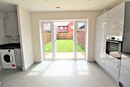 3 bedroom semi-detached house to rent - Photo 5