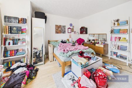 5 bedroom House To Let - Photo 3