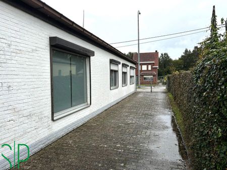 Vrijstaande laagbouwwoning met 3 slaapkamers en terras nabij de Fly-Over in Geel. - Foto 2