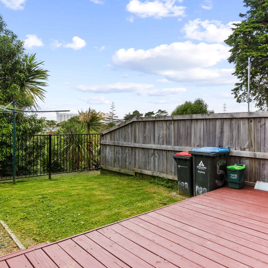 Peaceful 2 bed unit private 2 carparks - Photo 1