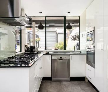 Classic Victorian terrace in parkside setting - Photo 5
